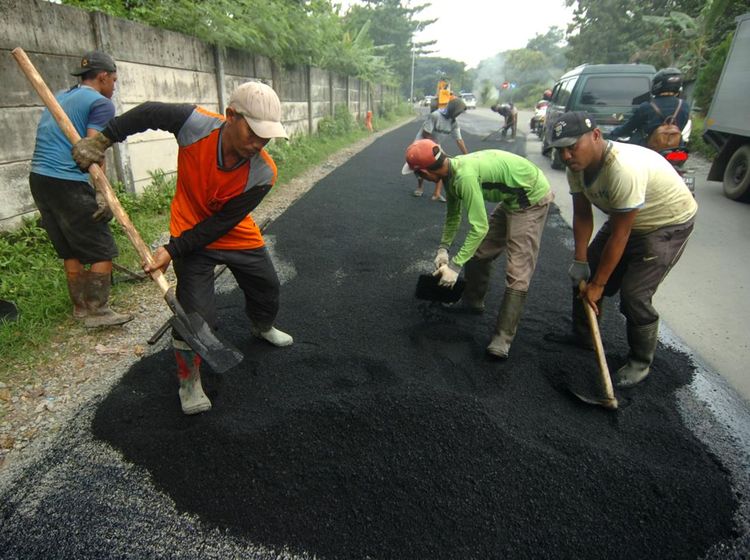 Jelang Mudik, Jalan Alternatif di Tegal Dipercantik