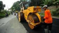 Dinas Pekerjaan Umum dan Penataan Ruang (DPUPR) memperbaiki jalan rusak di sejumlah ruas guna memberikan kenyamanan dan keamanan bagi pengguna jalan raya terutama pada arus mudik Lebaran mendatang.
