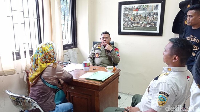 Perempuan pencuri celana pendek saat diperiksa petugas, Selasa (4/4/2023).