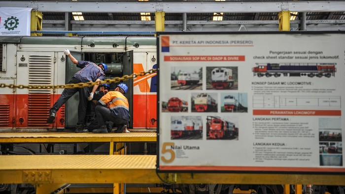 Persiapan Mudik 2023, KAI Daop 2 Bandung Operasikan 23 Lokomotif Pekerja berjalan menuruni tangga di dipo lokomotif Stasiun Bandung, Jawa Barat, Selasa (4/4/2023). PT Kereta Api Indonesia (KAI) Daerah Operasi (Daop) 2 Bandung akan mengoperasikan 23 lokomotif yang akan digunakan pada 572 perjalanan selama angkutan lebaran mulai dari 15 April hingga 3 Mei 2023. ANTARA FOTO/Raisan Al Farisi/foc.