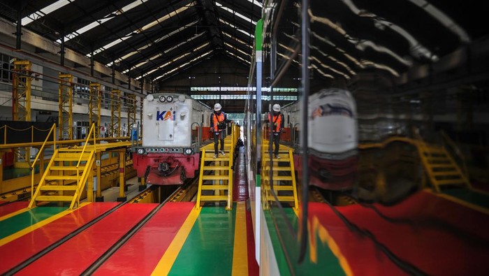 Persiapan Mudik 2023, KAI Daop 2 Bandung Operasikan 23 Lokomotif Pekerja berjalan menuruni tangga di dipo lokomotif Stasiun Bandung, Jawa Barat, Selasa (4/4/2023). PT Kereta Api Indonesia (KAI) Daerah Operasi (Daop) 2 Bandung akan mengoperasikan 23 lokomotif yang akan digunakan pada 572 perjalanan selama angkutan lebaran mulai dari 15 April hingga 3 Mei 2023. ANTARA FOTO/Raisan Al Farisi/foc.