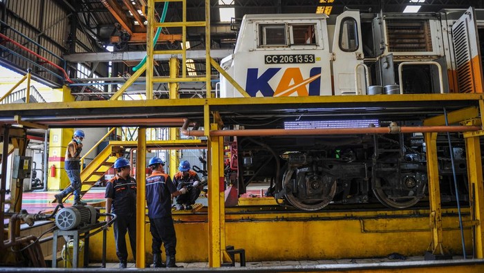 Persiapan Mudik 2023, KAI Daop 2 Bandung Operasikan 23 Lokomotif Pekerja berjalan menuruni tangga di dipo lokomotif Stasiun Bandung, Jawa Barat, Selasa (4/4/2023). PT Kereta Api Indonesia (KAI) Daerah Operasi (Daop) 2 Bandung akan mengoperasikan 23 lokomotif yang akan digunakan pada 572 perjalanan selama angkutan lebaran mulai dari 15 April hingga 3 Mei 2023. ANTARA FOTO/Raisan Al Farisi/foc.
