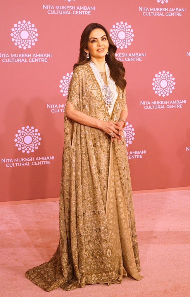 Sebagai tuan rumah, Nita pun memberikan penampilan terbaiknya dengan busana bernuansa etnik khas India. Gayanya juga dilengkapi perhiasan yang berkilauan. (Foto: Prodip Guha/Getty Images)