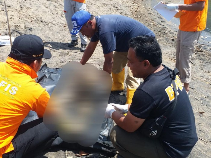 Petugas mengevakuasi mayat tinggal kerangka di muara sungai