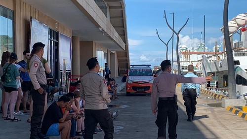 Polisi mengecek kelayakan wisata di Labuan Bajo, Selasa (4/4/2023).