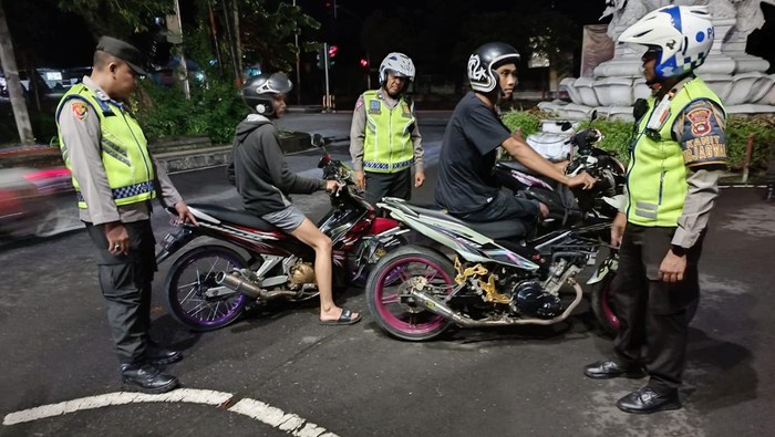 Penindakan terhadap pengendara motor yang menggunakan knalpot brong di simpang Adu Pura, Kecamatan Negara, Kabupaten Jembrana, Senin (3/4/2023).