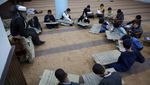 Potret Anak-anak di Tripoli Belajar Menulis Al-Quran di Papan Kayu