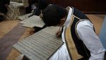 Potret Anak-anak di Tripoli Belajar Menulis Al-Quran di Papan Kayu