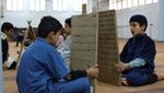 Potret Anak-anak di Tripoli Belajar Menulis Al-Quran di Papan Kayu