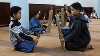 Anak-anak ini tampak bersemangat belajar Al-Quran.