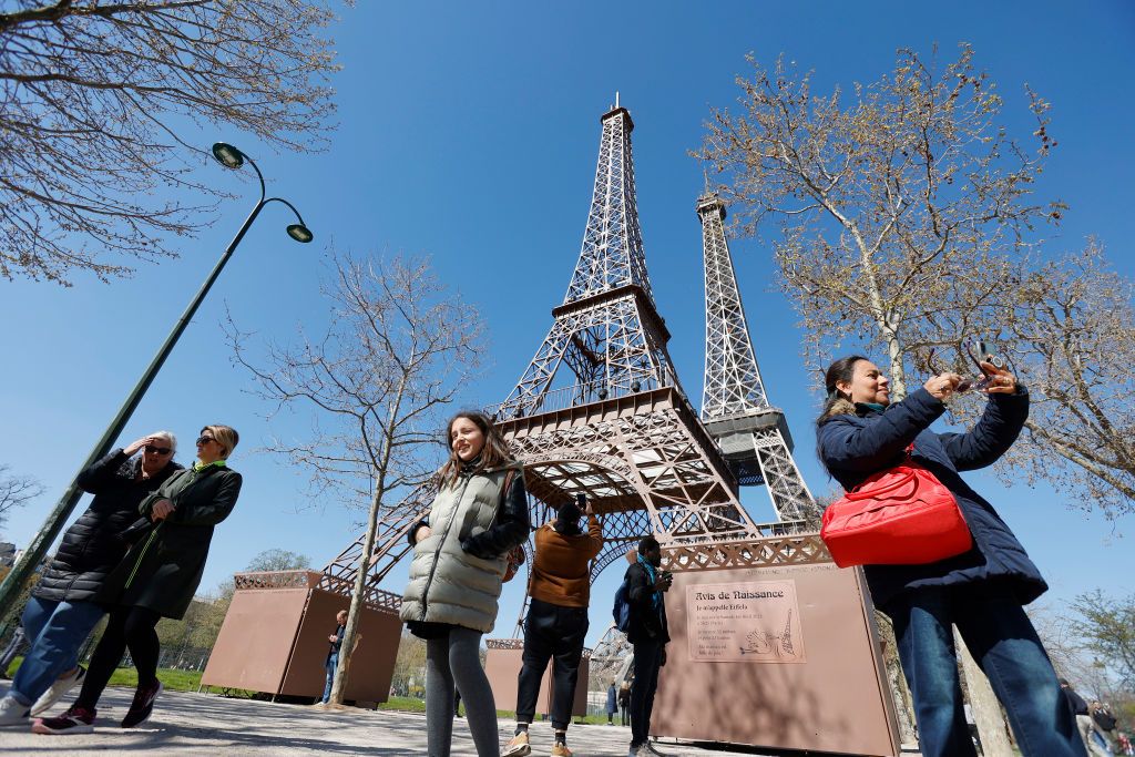 Seniman Perancis membuat replika Menara Eiffel di Paris. Replika tersebut yakni Eiffela, ukurannya sepuluh kali lebih kecil dari model aslinya.
