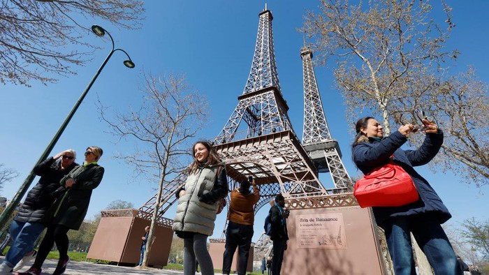Potret Eiffela, Replika Menara Eiffel di Paris Buatan Seniman Perancis Seniman Perancis membuat replika Menara Eiffel di Paris. Replika tersebut yakni Eiffela, ukurannya sepuluh kali lebih kecil dari model aslinya.