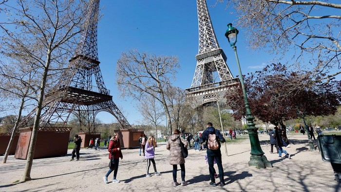 Seniman Perancis membuat replika Menara Eiffel di Paris. Replika tersebut yakni Eiffela, ukurannya sepuluh kali lebih kecil dari model aslinya.