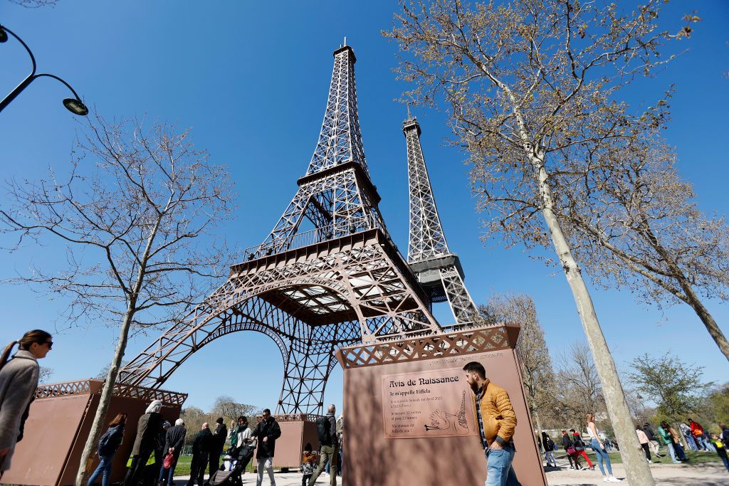 Seniman Perancis membuat replika Menara Eiffel di Paris. Replika tersebut yakni Eiffela, ukurannya sepuluh kali lebih kecil dari model aslinya.