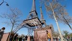 Potret Eiffela, Replika Menara Eiffel di Paris Buatan Seniman Prancis