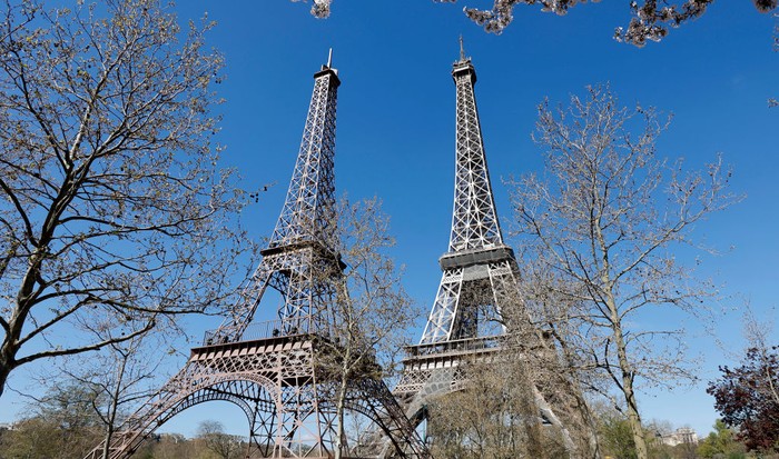 Seniman Perancis membuat replika Menara Eiffel di Paris. Replika tersebut yakni Eiffela, ukurannya sepuluh kali lebih kecil dari model aslinya.