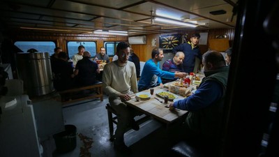 Potret Nelayan Jalani Ramadan di Laut Lepas Turki