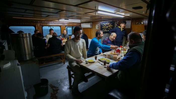 Potret Nelayan Jalani Ramadan di Laut Lepas Turki IZMIR, TURKIYE - MARCH 29: Fishermen of