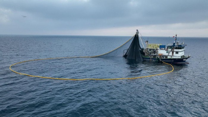Potret Nelayan Jalani Ramadan di Laut Lepas Turki IZMIR, TURKIYE - MARCH 29: Fishermen of