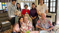 Kendati demikian, dirinya tak lupa menghabiskan waktu bersama keluarga suaminya. (Foto: Facebook/บรรลุ หงษ์หยก)