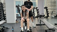 Model yang disebut-sebut sebagai transgender tercantik di dunia ini juga tak lupa menjaga kesehatan tubuhnya dengan rutin berolahraga. (Foto: Facebook/Treechada Poyd Bejarat)