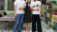 Menjalin hubungan baik dengan abang ipar adalah sebuah keharusan. Sebagai informasi, laki-laki yang ada di sebelah kanan adalah abang dari suami Nong Poy. (Foto: Facebook/Treechada Poyd Bejarat)