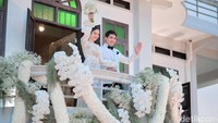 Setelah kabarnya dilamar crazy rich Thailand menggemparkan dunia maya, kini Nong Poy sudah resmi menjadi seorang istri. (Foto: Facebook/บรรลุ หงษ์หยก)