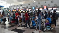 Calon penumpang pesawat antre untuk melapor diri di Bandara Kualanamu, Deli Serdang, Sumatera Utara, Senin (3/4/2023). ANTARA FOTO/Fransisco Carolio  