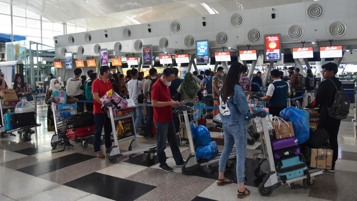 Sejumlah calon penumpang pesawat berjalan di area terminal keberangkatan Bandara Kualanamu, Deli Serdang, Sumatera Utara, Senin (3/4/2023). Menteri Perhubungan Budi Karya Sumadi memprediksi pergerakan masyarakat selama masa mudik Lebaran 2023mencapai 123,8 juta orang atau mengalami peningkatan sebesar 14,2 persen dibandingkan dengan prediksi pergerakan masyarakat pada tahun lalu yang mencapai 85,5 juta orang. ANTARA FOTO/Fransisco Carolio/tom.