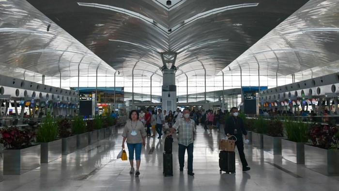 Sejumlah calon penumpang pesawat berjalan di area terminal keberangkatan Bandara Kualanamu, Deli Serdang, Sumatera Utara, Senin (3/4/2023). Menteri Perhubungan Budi Karya Sumadi memprediksi pergerakan masyarakat selama masa mudik Lebaran 2023mencapai 123,8 juta orang atau mengalami peningkatan sebesar 14,2 persen dibandingkan dengan prediksi pergerakan masyarakat pada tahun lalu yang mencapai 85,5 juta orang. ANTARA FOTO/Fransisco Carolio/tom.