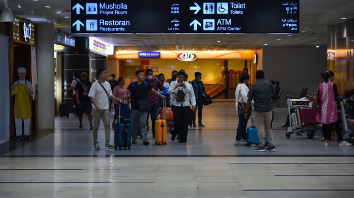 Sejumlah calon penumpang pesawat berjalan di area terminal keberangkatan Bandara Kualanamu, Deli Serdang, Sumatera Utara, Senin (3/4/2023). Menteri Perhubungan Budi Karya Sumadi memprediksi pergerakan masyarakat selama masa mudik Lebaran 2023mencapai 123,8 juta orang atau mengalami peningkatan sebesar 14,2 persen dibandingkan dengan prediksi pergerakan masyarakat pada tahun lalu yang mencapai 85,5 juta orang. ANTARA FOTO/Fransisco Carolio/tom.