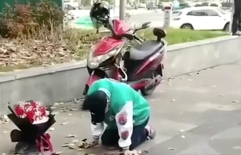 Pria Berlutut Demi Balikan dengan Mantan.