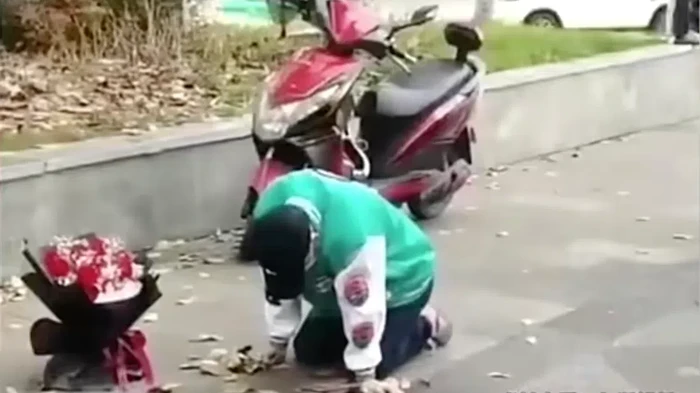 Pria Berlutut Demi Balikan dengan Mantan.