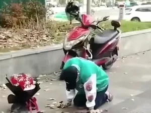 Rela Berlutut 21 Jam demi Pujaan Hati, Pria Ini Cuma Dapat Pegal