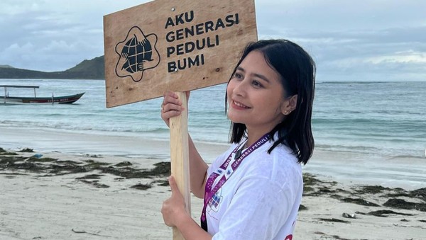 Foto Prilly Latuconsina Punguti Sampah, Cantik Meski Rambut Lepek Keringetan