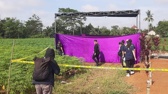 Proses ekshumasi jasad wanita yang diracun suaminya di Lampung. (Dok Polres Tulang Bawang)