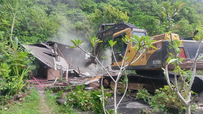 Bangunan di area Pura Majapahit di kawasan Revayah Plaza, GWK, Ungasan, dibongkar oleh pemilik lahannya. Menyusul pembongkaran pura pada 6 April.