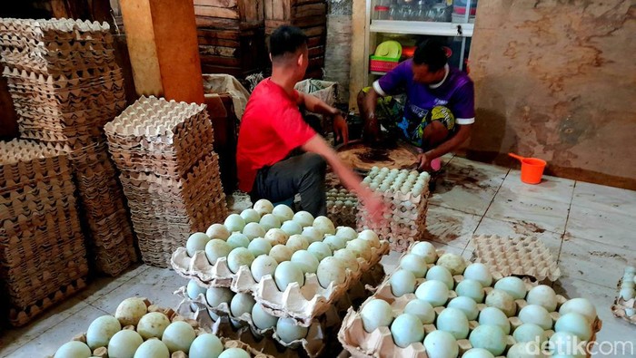 Proses pembuatan telur asin khas Brebes, Selasa (4/4/2023).