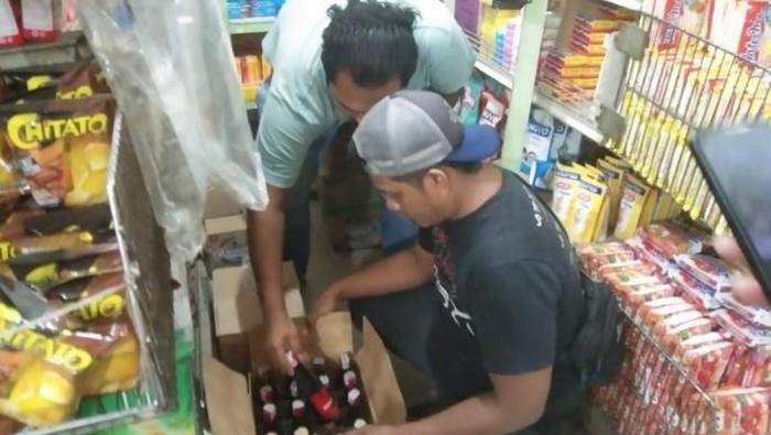 Puluhan botol miras yang dijual di toko-toko di Asahan diamankan. (Foto: Istimewa)