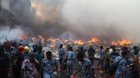Diketahui, Pasar Bangabazar adalah salah satu tempat perbelanjaan terbesar di ibu kota Dhaka untuk pakaian murah.  Anik Rahman/Getty Images