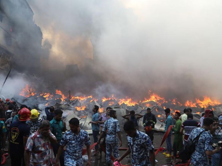 Pasar Baju Murah di Bangladesh Dilalap Si Jago Merah