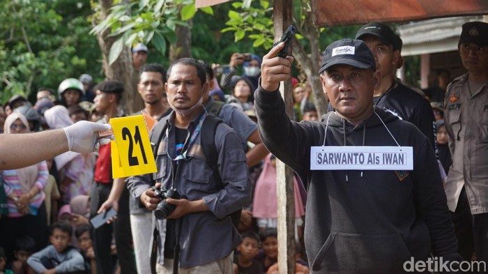 Rekonstruksi kasus perampokan bersenjata api di Cilacap, Selasa (4/4/2023).