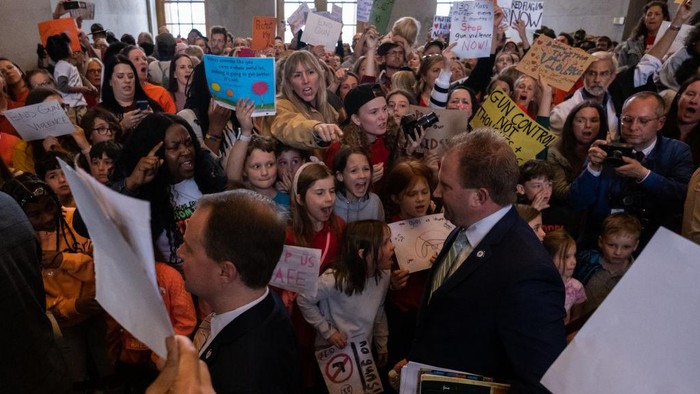 Seluruh siswa di Nashville melakukan aksi protes untuk menuntut kekerasan senjata di Tennessee Capitol. Peristiwa tersebut telah menewaskan 6 orang.