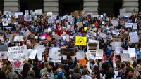 Para siswa di seluruh Nashville keluar dari sekolah dan berkumpul di gedung Tennessee State Capitol di Nashville, Tennessee, Amerika Serikat, Senin (3/4/2023).