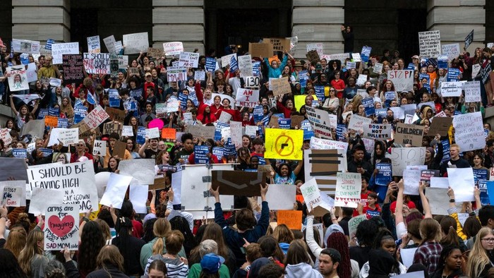 Ribuan siswa di Nashvile Protes Kekerasan Senjata yang Tewaskan 6 Orang Seluruh siswa di Nashville melakukan aksi protes untuk menuntut kekerasan senjata di Tennessee Capitol. Peristiwa tersebut telah menewaskan 6 orang.