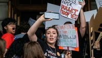 Ribuan orang berunjuk rasa menyerukan reformasi senjata, banyak dari mereka adalah siswa dari sekolah-sekolah di daerah Nashville yang keluar dari kelas mereka secara massal. 