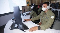 Pusat kendali menggabungkan berbagai layanan informasi dan pengaduan di satuan kerja lingkungan Kementerian Sosial yang terhubung dengan seluruh SDM Kesos di Indonesia tanpa ada penyekatan tugas satuan kerja sehingga penanganan menjadi terintegrasi dan terdokumentasi.