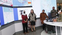 Risma saat mendengarkan pemaparan dari petugas.