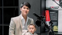  Menjawab isu tak benar, Rizky Billar dengan tegas mengatakan bahwa dirinya bukan sosok R. Ia juga memberi contoh artis dengan inisial R lain selain dirinya. Foto: Instagram/rizkybillar