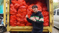 Tak hanya membahagiakan dirinya sendiri dan keluarga, Rizky Billar juga senang berbagi. Ratusan porsi makanan gratis dibagikan secara percuma untuk orang-orang yang membutuhkan. Foto: Instagram/rizkybillar
